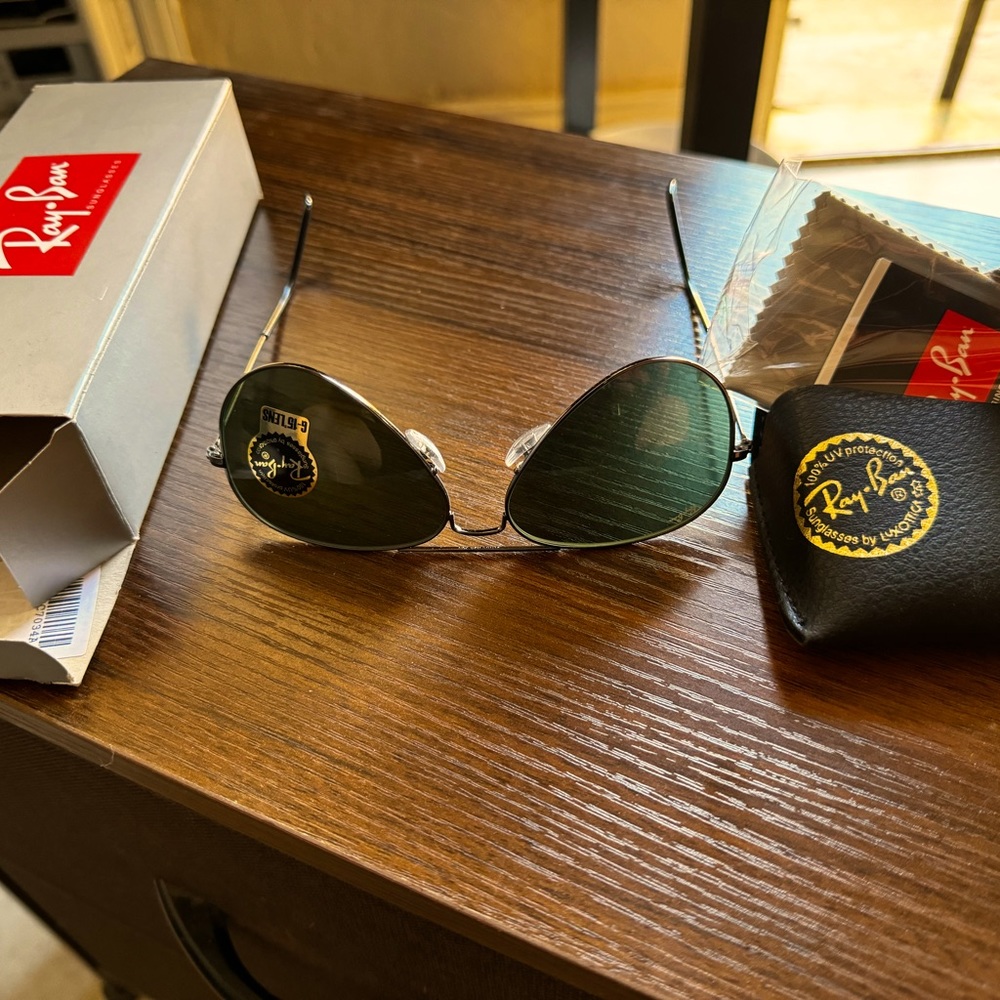 Ray Ban Aviator Sunglasses w/UV Protection
